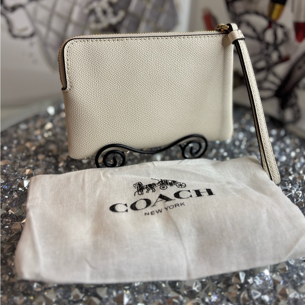 Coach Chalk Pebbled Leather Wristlet EUC - Picture 3 of 11
